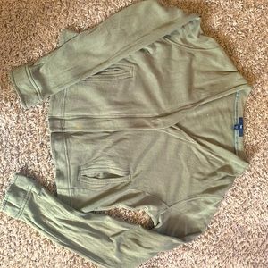 GAP size and snap front crop top. Color army green. Size small.